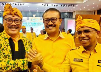 Sugawa Korry dan Demer berjabatan tangan disaksikan Ketua BSNPG Syahmud Basri Ngabalin dalam acara ToT (Training of Trainers) yang digelar Badan Saksi Nasional Partai Golkar (BSNPG) di Hotel Aston, Denpasar, Rabu (4/10/2023).