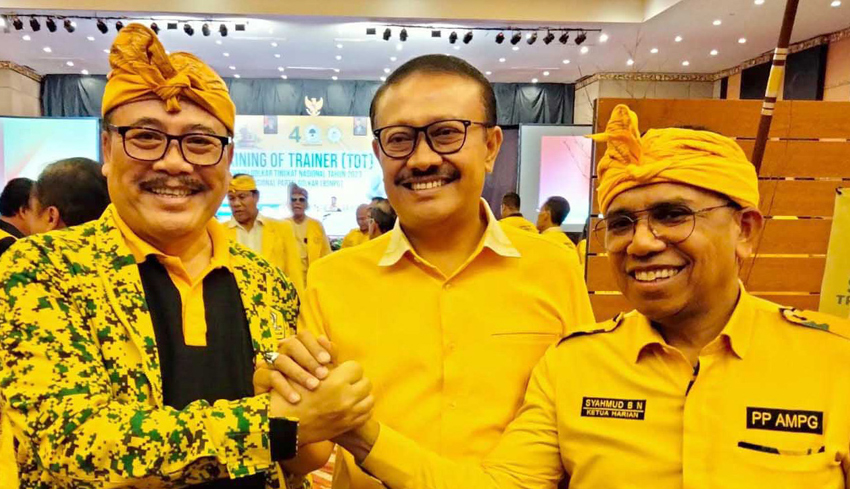 Sugawa Korry dan Demer berjabatan tangan disaksikan Ketua BSNPG Syahmud Basri Ngabalin dalam acara ToT (Training of Trainers) yang digelar Badan Saksi Nasional Partai Golkar (BSNPG) di Hotel Aston, Denpasar, Rabu (4/10/2023).