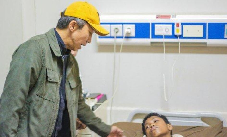 Walikota Bogor, Dedie A. Rachim saat menjenguk siswa yang mengalami keracunan akibat MBG yang mengandung W.Coli dan Salmonella pada makanan yang dikonsumsi.
