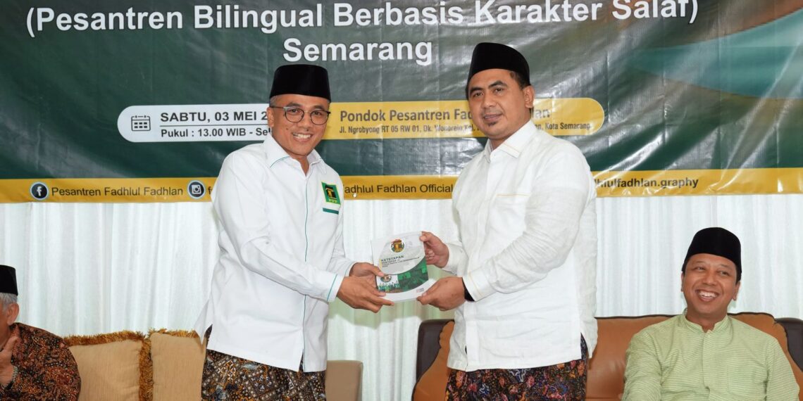 Sekjen PPP Arwani Thomafi (Kiri).