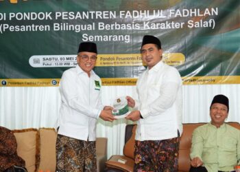 Sekjen PPP Arwani Thomafi (Kiri).