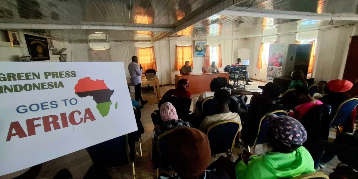 Ketgam : Suasana diskusi Green Press Indonesia dengan para aktivis sosial dan jurnalis Afrika di kawasan Korogocho, Nairobi, Kenya. Foto: IGG Maha Adi/Greenpress.