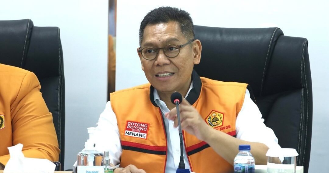 Adies Kadir saat Memimpin rapat pleno bersama jajaran pengurus DPP Ormas MKGR untuk membahas susunan kepanitiaan Musyawarah Besar (Mubes), tempat dan waktu pelaksanaan. Sumber foto : Instagram @adies.kadir
