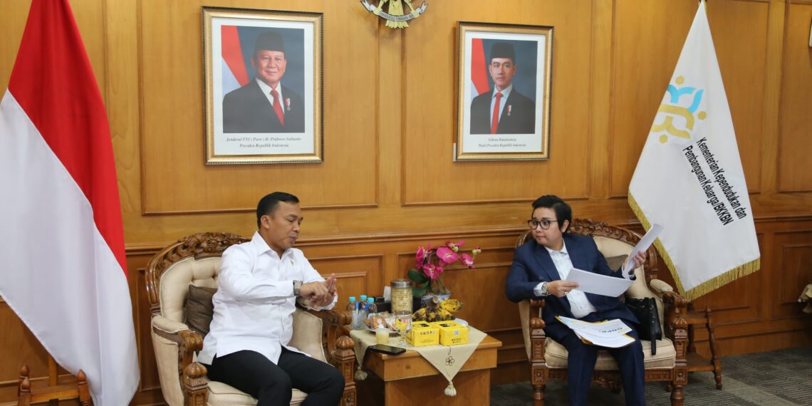 Menteri Kependudukan dan Pembangunan Keluarga, Wihaji, saat menerima audiensi Wakil Bupati Cilacap Ammy Amalia Fatma Sura di di Kantor Kemendukbangga/BKKBN, Jakarta, Kamis (9/5/2025). Sumber foto : Humas Kemendukbangga