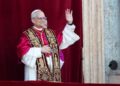 Paus terpilih Leo XIV, Kardinal Robert F. Prevost dari Amerika Serikat, muncul di balkon Basilika Santo Petrus di Vatikan, 8 Mei 2025. Sumber foto : REUTERS/Claudia Greco.