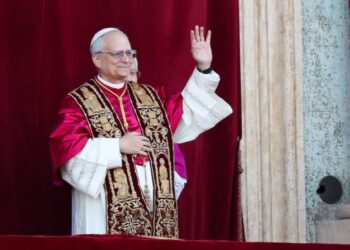 Paus terpilih Leo XIV, Kardinal Robert F. Prevost dari Amerika Serikat, muncul di balkon Basilika Santo Petrus di Vatikan, 8 Mei 2025. Sumber foto : REUTERS/Claudia Greco.