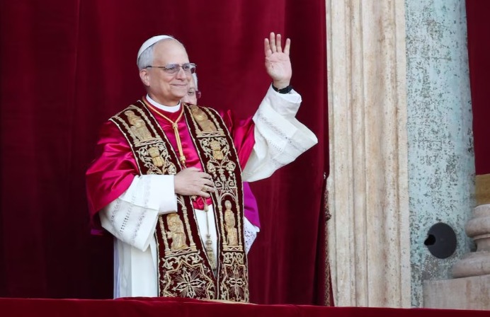 Paus terpilih Leo XIV, Kardinal Robert F. Prevost dari Amerika Serikat, muncul di balkon Basilika Santo Petrus di Vatikan, 8 Mei 2025. Sumber foto : REUTERS/Claudia Greco.