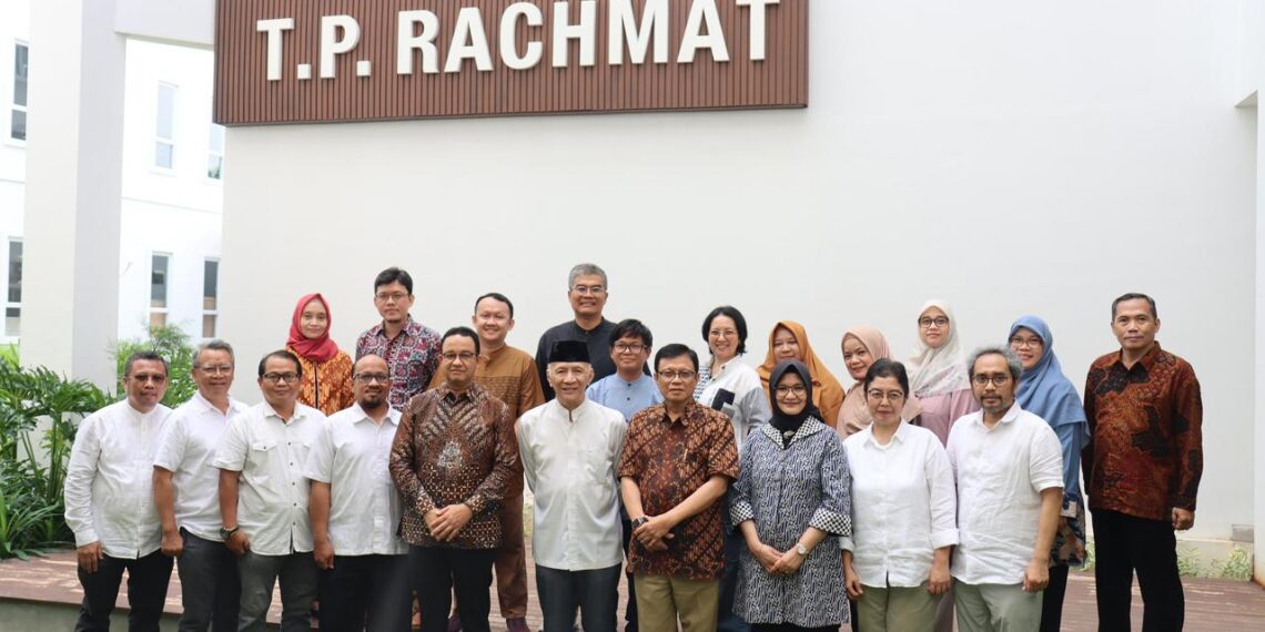 Civitas akademika Universitas Paramadina saat pose bersama seusai pelaksanaan sidang senat yang berlangsung di Jakarta, Jum'at (9/5/2025).