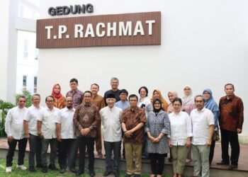 Civitas akademika Universitas Paramadina saat pose bersama seusai pelaksanaan sidang senat yang berlangsung di Jakarta, Jum'at (9/5/2025).