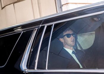 CEO Meta Platforms, Mark Zuckerberg, meninggalkan lokasi setelah menghadiri sidang Komisi Perdagangan Federal (FTC) yang dapat memaksa perusahaan untuk membatalkan akuisisi terhadap platform pesan WhatsApp dan aplikasi berbagi gambar Instagram, di Pengadilan Distrik AS, Washington, D.C., Amerika Serikat, 15 April 2025. Sumber foto : REUTERS/Nathan Howard.