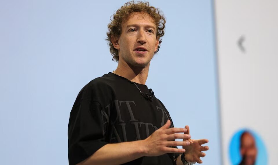 CEO Meta, Mark Zuckerberg, menyampaikan pidato utama dalam acara tahunan Meta Connect, yang digelar di kantor pusat perusahaan di Menlo Park, California, Amerika Serikat, pada 25 September 2024. Sumber foto : REUTERS/Manuel Orbegozo.