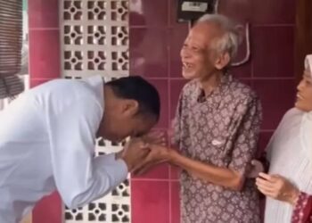 Jokowi dan Dosen Pembimbing akademiknya, Ir.Kasmudjo.