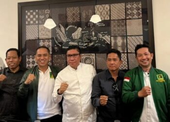 Ketua DPW PPP DKI, Saiful Rahmat Dasuki (Ketiga Kiri) bersama Pengurus dan Kader PPP DKI Jakarta. Sumber foto : istimewa.