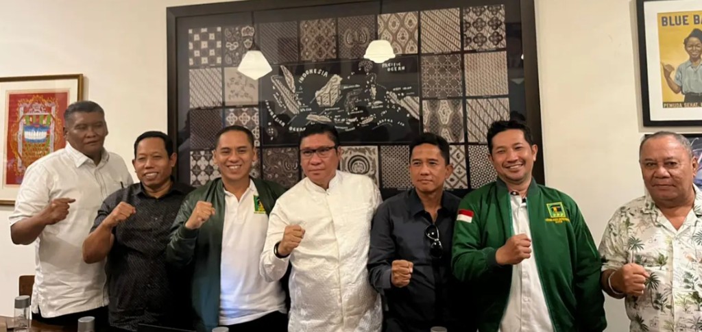 Ketua DPW PPP DKI, Saiful Rahmat Dasuki (Ketiga Kiri) bersama Pengurus dan Kader PPP DKI Jakarta. Sumber foto : istimewa.