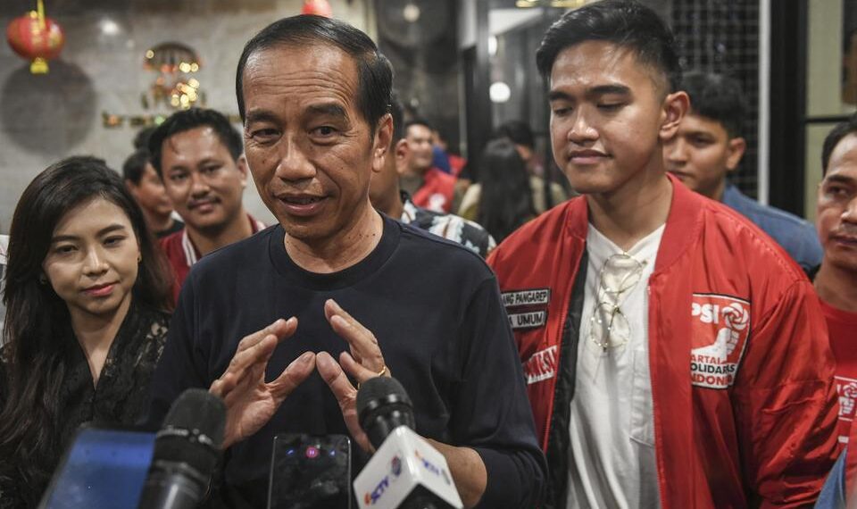 Presiden Jokowi dan Ketua Umum PSI, Kaesang Pangarep.