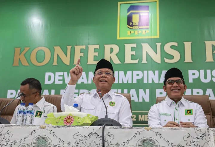 Plt.Ketua Umum PPP, Mardiono (tengah)
