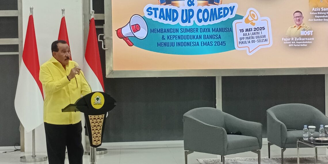 Ketua Bidang Kebijakan Kependudukan dan Sumber Daya Manusia DPP Partai Golkar, Aziz Samual, saat menyampaikan sambutan dalam acara Talk Show & Stand Up Comedy bertema "Membangun Sumber Daya Manusia dan Kependudukan Bangsa Menuju Indonesia Emas 2045" yang digelar di kantor DPP Partai Golkar, Slipi, Jakarta, Kamis (15/5/2025).