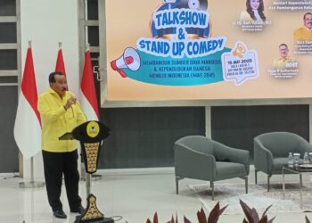 Ketua Bidang Kebijakan Kependudukan dan Sumber Daya Manusia DPP Partai Golkar, Aziz Samual, saat menyampaikan sambutan dalam acara Talk Show & Stand Up Comedy bertema "Membangun Sumber Daya Manusia dan Kependudukan Bangsa Menuju Indonesia Emas 2045" yang digelar di kantor DPP Partai Golkar, Slipi, Jakarta, Kamis (15/5/2025).