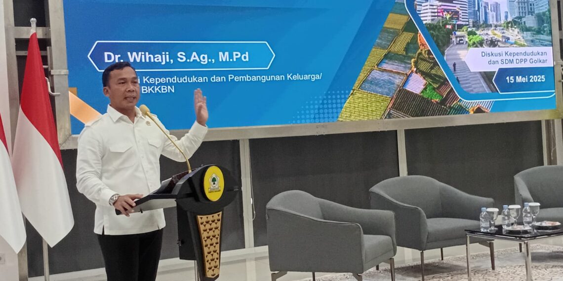 Menteri Kependudukan dan Pembangunan Keluarga/BKKBN, Wihaji, dalam acara Talk Show & StandUp Comedy DPP Partai Golkar bertajuk Membangun Sumberdaya Manusia Dan Kependudukan Bangsa Menuju Indonesia Emas 2045 bertempat di DPP Partai Golkar, Slipi Jakarta pada Kamis, (15/5/2025)
