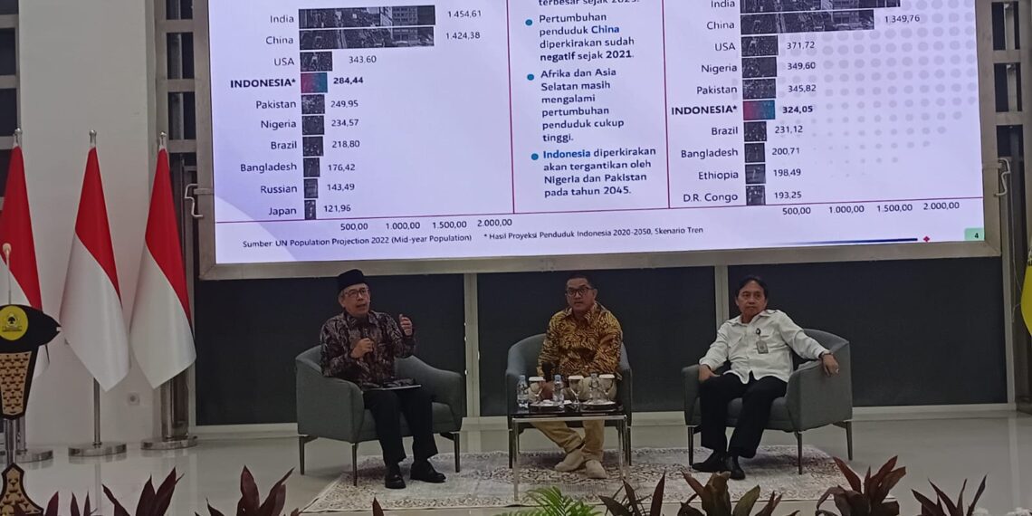 Talk Show & Stand Up Comedy bertajuk "Membangun Sumber Daya Manusia dan Kependudukan Bangsa Menuju Indonesia Emas 2045" di DPP Partai Golkar, Slipi, Jakarta, pada Kamis (15/5/2025)