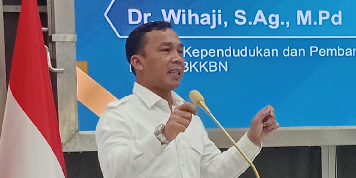 Menteri Kependudukan dan Pembangunan Keluarga/BKKBN, Wihaji, dalam acara Talk Show & StandUp Comedy DPP Partai Golkar bertajuk Membangun Sumberdaya Manusia Dan Kependudukan Bangsa Menuju Indonesia Emas 2045 bertempat di DPP Partai Golkar, Slipi Jakarta pada Kamis, (15/5/2025)