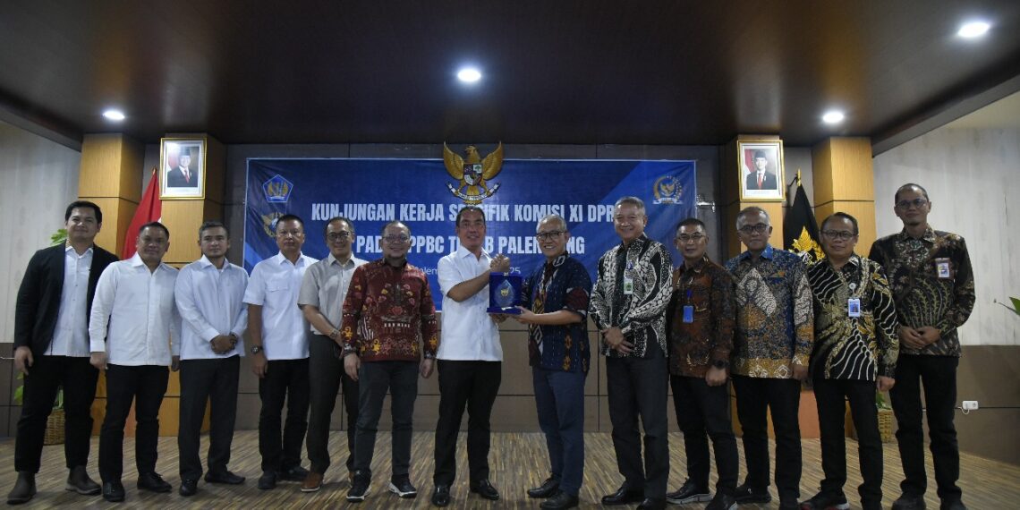 Wakil Ketua Komisi XI DPR RI, Fauzi Amro (tengah).