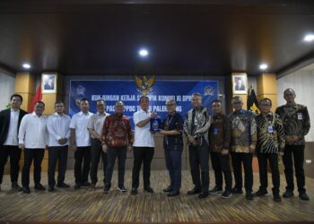 Wakil Ketua Komisi XI DPR RI, Fauzi Amro (tengah).