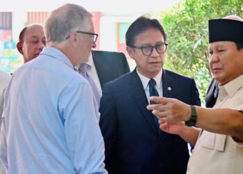Menteri Kesehatan, Budi Gunadi Sadikin, saat mendampingi Presiden Prabowo dan Bill Gates dalam peninjauan program Cek Kesehatan Gratis di SDN Jati 3 Pulo Asem, Rabu (7/5/2025).