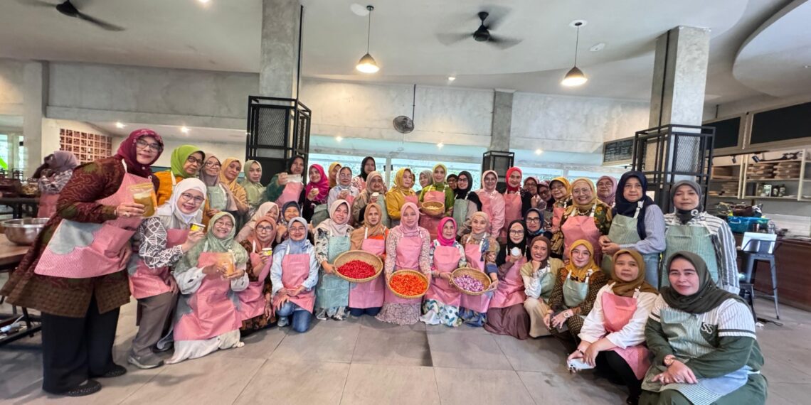 Para Peserta Workshop “Meningkatkan Potensi Usaha Mikro dari Rumah – Hobby Menghasilkan Cuan” yang diadakan DPP Pengajian Al-Hidayah bekerja sama dengan BPJS Ketenagakerjaan di Sentra Kuliner Kota Bogor, Rabu (21/5/2025)