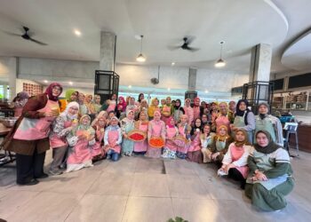 Para Peserta Workshop “Meningkatkan Potensi Usaha Mikro dari Rumah – Hobby Menghasilkan Cuan” yang diadakan DPP Pengajian Al-Hidayah bekerja sama dengan BPJS Ketenagakerjaan di Sentra Kuliner Kota Bogor, Rabu (21/5/2025)