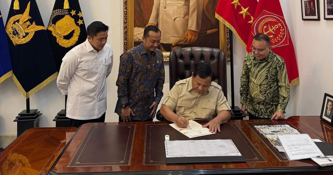 Menteri Sekretaris Negara, Parasetyo Hadi (dua dari kiri) bersama Sekretaris Kabinet Teddy Indra Wijaya (kiri) dan Sufmi Dasco Ahmad (kanan) saat mendampingi Presiden Prabowo yang sedang menandatangani beberapa surat keputusan untuk kepentingan bangsa dan negara kedepan. Sumber foto : instagram @sufmi_dasco