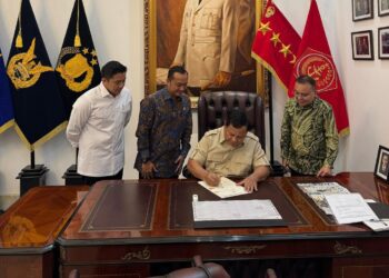 Menteri Sekretaris Negara, Parasetyo Hadi (dua dari kiri) bersama Sekretaris Kabinet Teddy Indra Wijaya (kiri) dan Sufmi Dasco Ahmad (kanan) saat mendampingi Presiden Prabowo yang sedang menandatangani beberapa surat keputusan untuk kepentingan bangsa dan negara kedepan. Sumber foto : instagram @sufmi_dasco