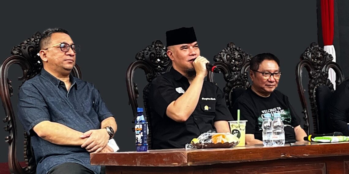 Ahmad Dhani Prasetyo (tengah)
