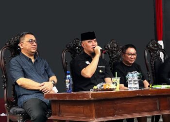 Ahmad Dhani Prasetyo (tengah)