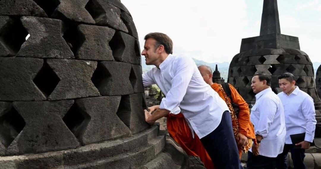 Presiden Prancis Emanuel Macron saat menyentuh patung Budha di dalam stupa saat kunjungannya ke Indonesia dan mengunjungi Candi Borobudur di Magelang Jawa Tengah, Kamis (29/5/2025)