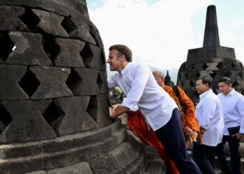 Presiden Prancis Emanuel Macron saat menyentuh patung Budha di dalam stupa saat kunjungannya ke Indonesia dan mengunjungi Candi Borobudur di Magelang Jawa Tengah, Kamis (29/5/2025)