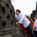Presiden Prancis Emanuel Macron saat menyentuh patung Budha di dalam stupa saat kunjungannya ke Indonesia dan mengunjungi Candi Borobudur di Magelang Jawa Tengah, Kamis (29/5/2025)