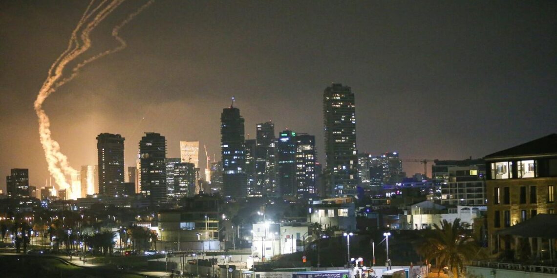 Detik-detik saat Tel Aviv dihantam serangan rudal Iran. Sumber foto : IRNA.