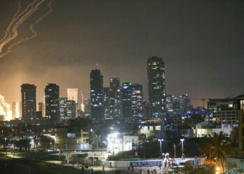 Detik-detik saat Tel Aviv dihantam serangan rudal Iran. Sumber foto : IRNA.