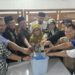Bedol Desa Pengurus Partai Umat Se-Yogyakarta lewat aksi membuang KTA ke tong sampah yang digelar pada Senin (2/5/2025). Sumber foto : istimewa.