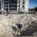 Pasukan keamanan dan penyelamat Israel berada di lokasi jatuhnya rudal balistik Iran di Beersheba, 20 Juni 2025. Sumber Foto : The Times of Israel