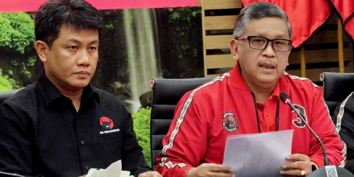 Bonnie Triyana (Kiri) bersama Sekjen DPP PDI Perjuangan, Hasto Kristiyanto (kanan).