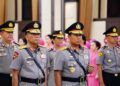 Irjen Pol. R Rudy Darmoko (kanan) saat dilantik menjadi Kapolda NTT. Sumber foto ; ANTARA.