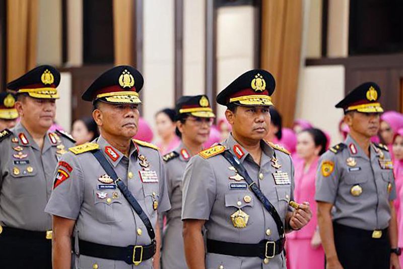 Irjen Pol. R Rudy Darmoko (kanan) saat dilantik menjadi Kapolda NTT. Sumber foto ; ANTARA.