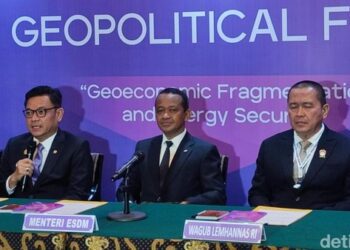 Menteri ESDM, Bahlil Lahadalia (tengah)