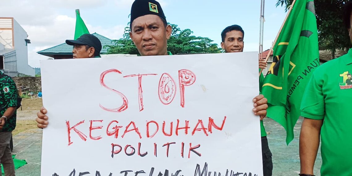 Demonstrasi kader PPP Se-Papua Barat menolak tehadap manuver yang dilakukan Romahurmuzy alias Rommy menjelang pelaksanaan Muktamar PPP.
