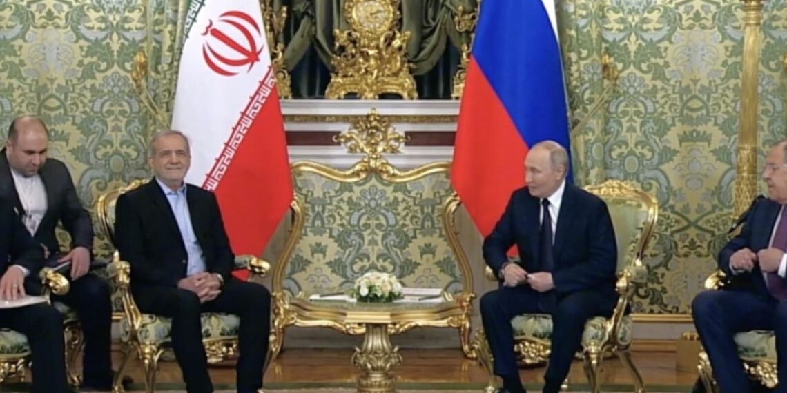 Presiden Iran, Masoud Pezeshkian, bertemu Presiden Rusia, Vladimir Putin, pada Jumat (17/1/2025), beberapa jam setelah tiba di Moskow, untuk membahas kemitraan strategis dan upaya meningkatkan kerja sama di semua sektor. Sumber foto : ANTARA/REUTERS