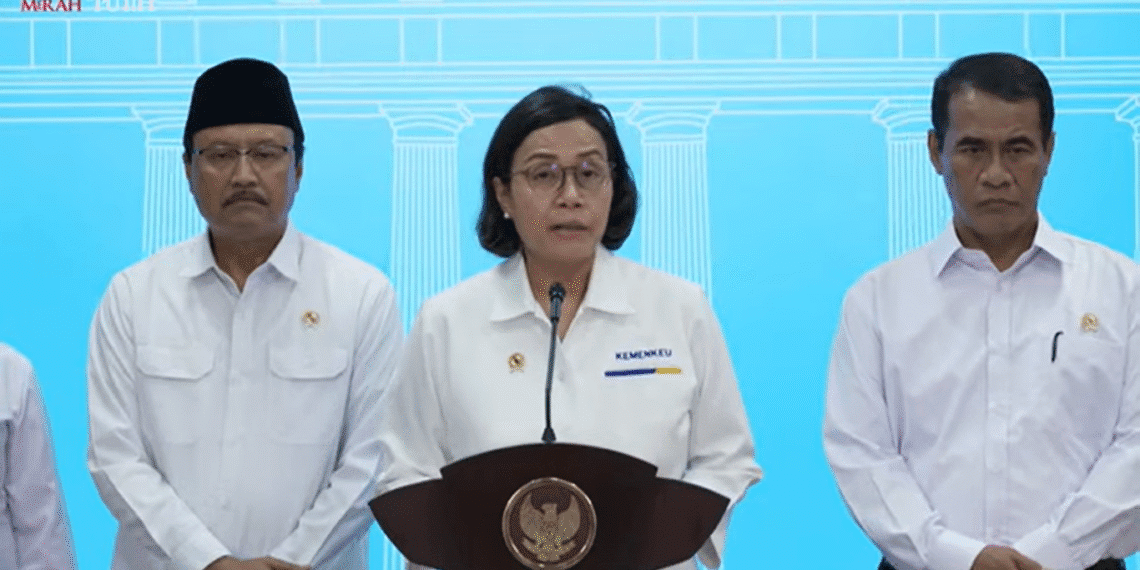 Menteri Keuangan Sri Mulyani dalam konferensi pers usai rapat terbatas bersama Presiden Prabowo di Kantor Presiden Jakarta, Senin (2/6/2025).