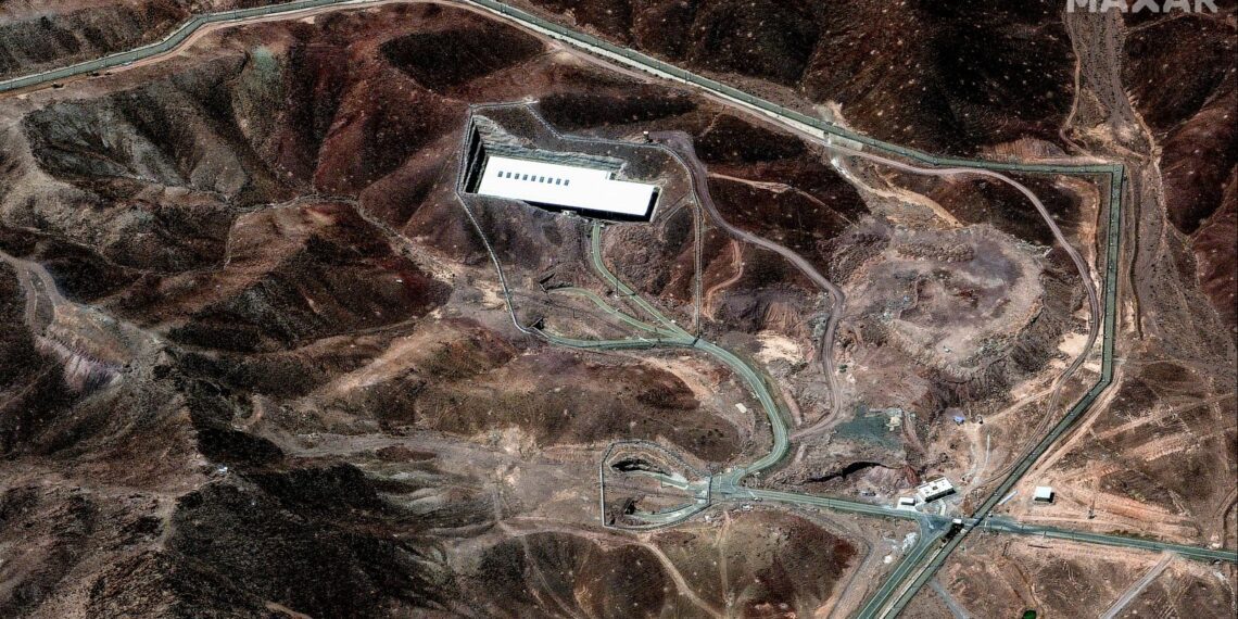 Gambar satelit menunjukkan fasilitas nuklir Fordow. Sumber: Maxar Technologies/Reuters