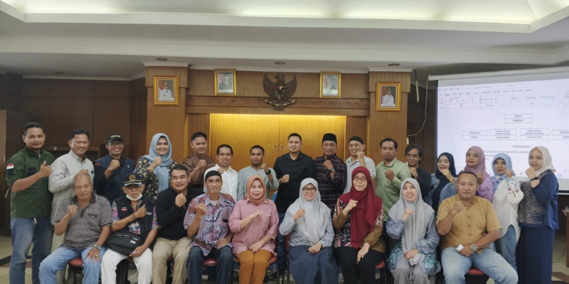Para peserta Musyawarah Kelurahan Khusus dalam rangka pembentukan Koperasi Merah Putih Kelurahan Duren Tiga (Kompduta) yang berlangsung di Kantor Kelurahan Duren Tiga, Jakarta Selatan, Sabtu (31/5). Musyawarah ini diikuti oleh tokoh masyarakat, pengurus RT/RW, pelaku UMKM, dan unsur pemerintah.